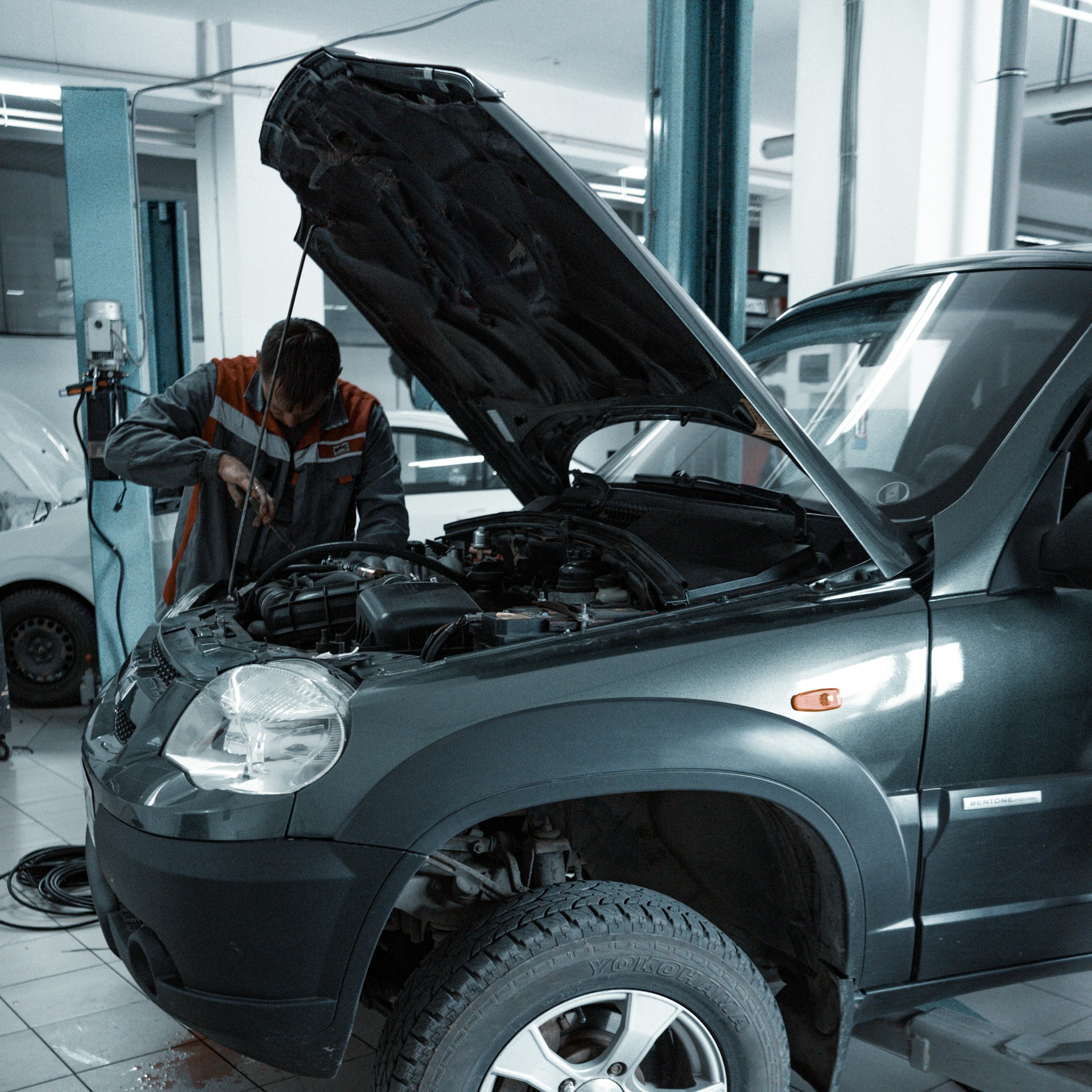 Reparación profesional de parabrisas rajado en Medellín - taller especializado